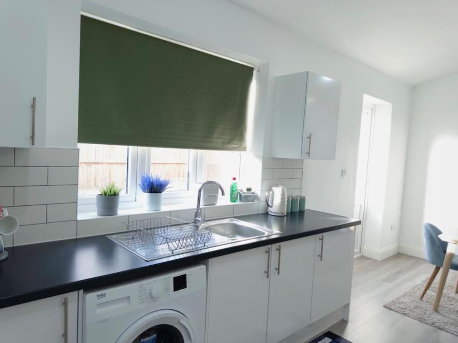 Cosy 1-Bed Flat 30Min To Central London & Parking Exterior photo