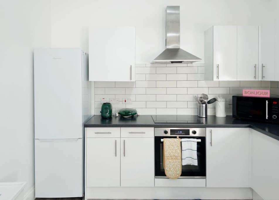 Cosy 1-Bed Flat 30Min To Central London & Parking Exterior photo